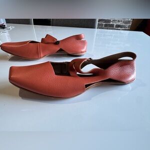 Cydwoq Spire Coral Leather Flats | Size 41 | Handmade in USA